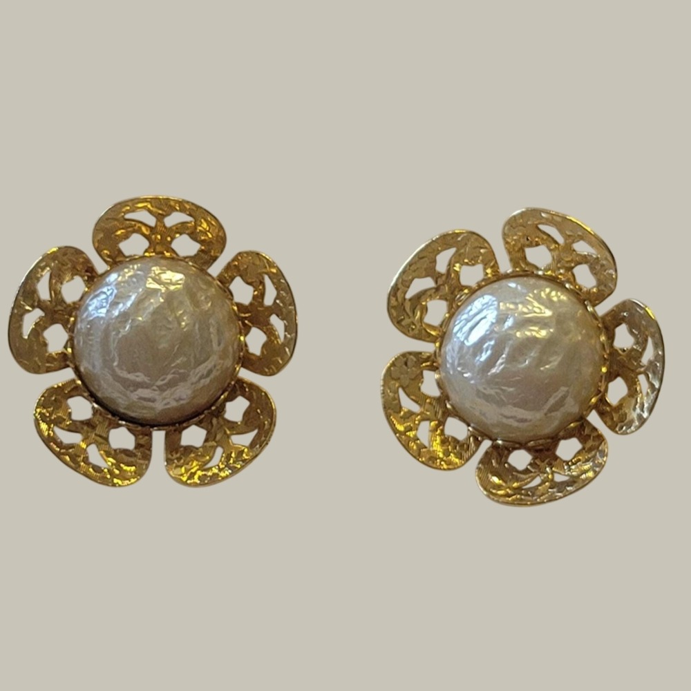 Celebrity Clip On Earrings Vintage Faux Mabe Pearl Flower Filigree Gold Tone 1"